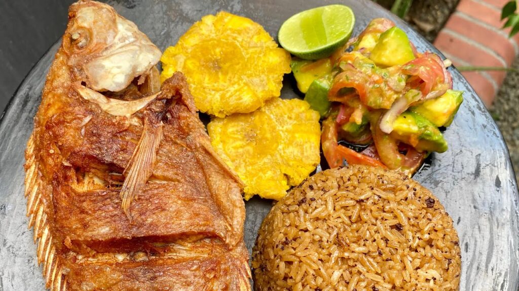 Arroz con coco y pescado