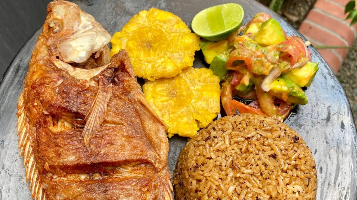 Arroz con coco y pescado